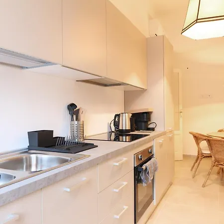 Michelangelo Luxury Apt דירה *